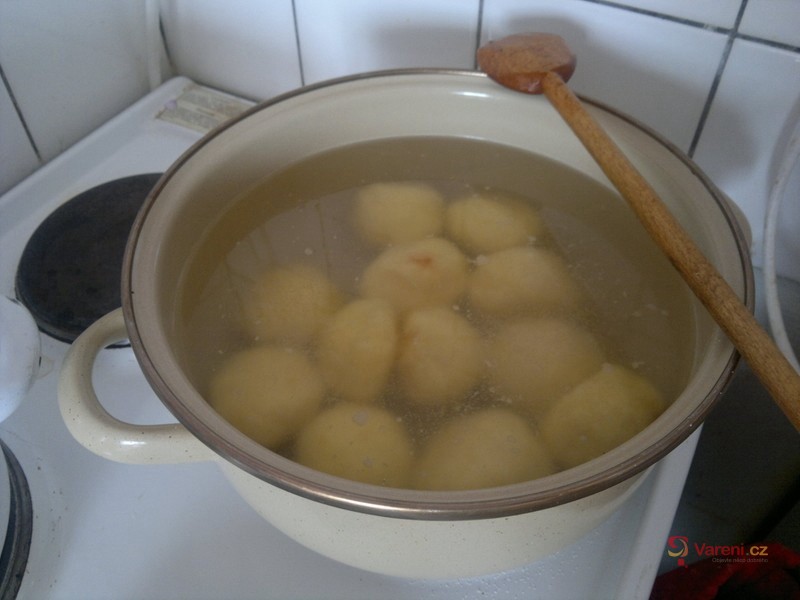 Bramborové knedlíky se švestkami - fotografie 4