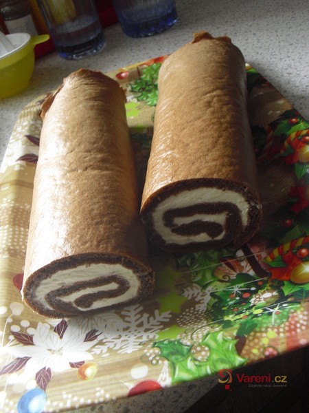 Šlehačková kakaová roláda - fotografie 2