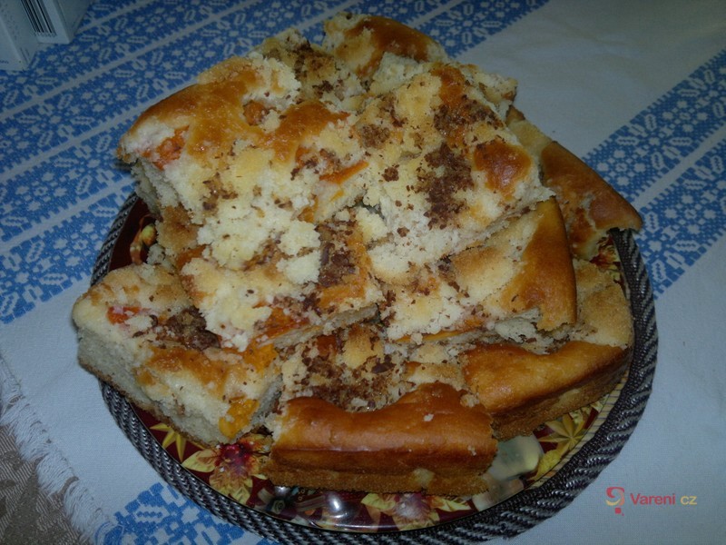 Kynutý koláč s meruňkami a drobenkou - fotografie 2