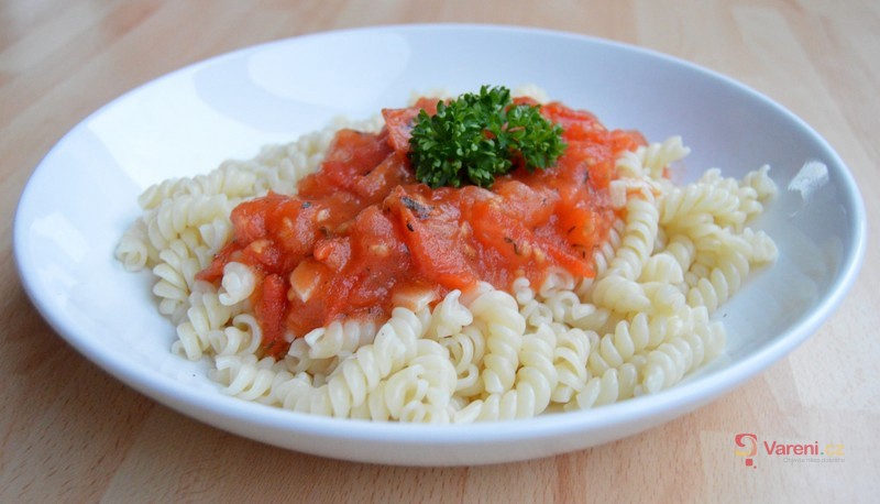 Těstoviny s rajčatovo-česnekovou omáčkou