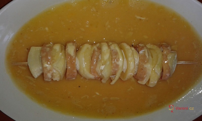 Špíz z buřtů, sýra a cibule - fotografie 4