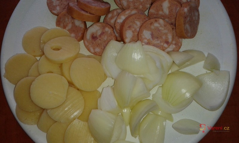 Špíz z buřtů, sýra a cibule - fotografie 2