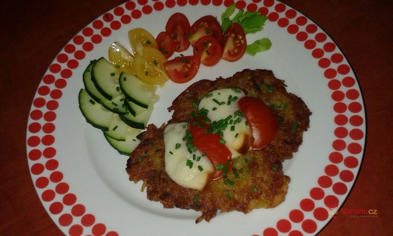 Křupavé placičky s rajčaty a sýrem - fotografie 2