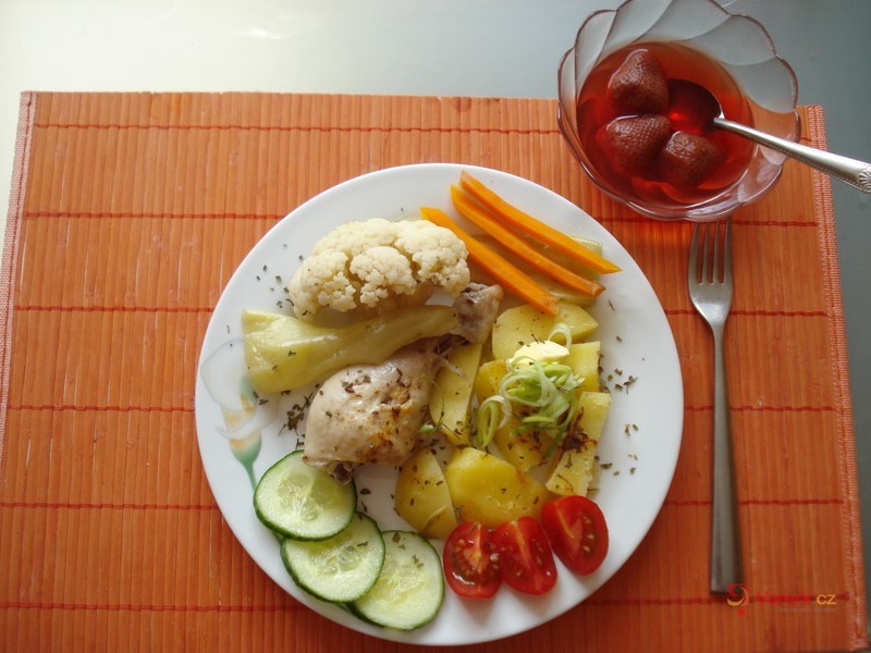 Kuřecí stehýnka s brambory a zeleninou v páře - fotografie 2