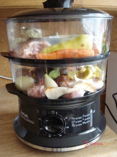 Kuřecí stehýnka s brambory a zeleninou v páře - fotografie 3