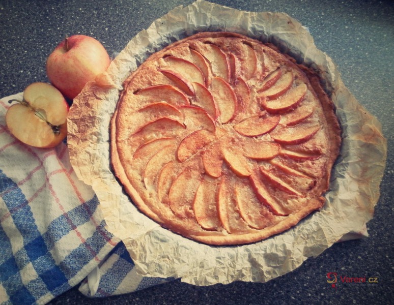 Jablkový krémový koláč - fotografie 2