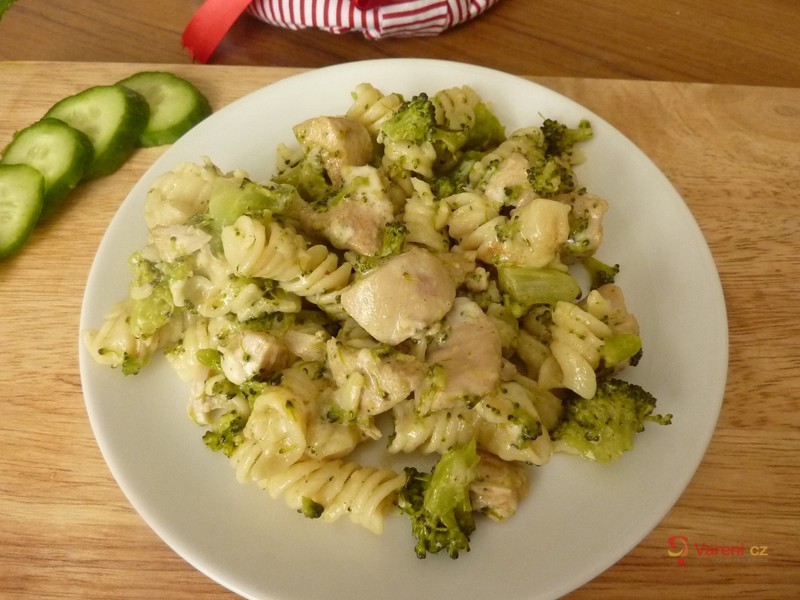Těstovinový salát s brokolicí a kuřecím masem
