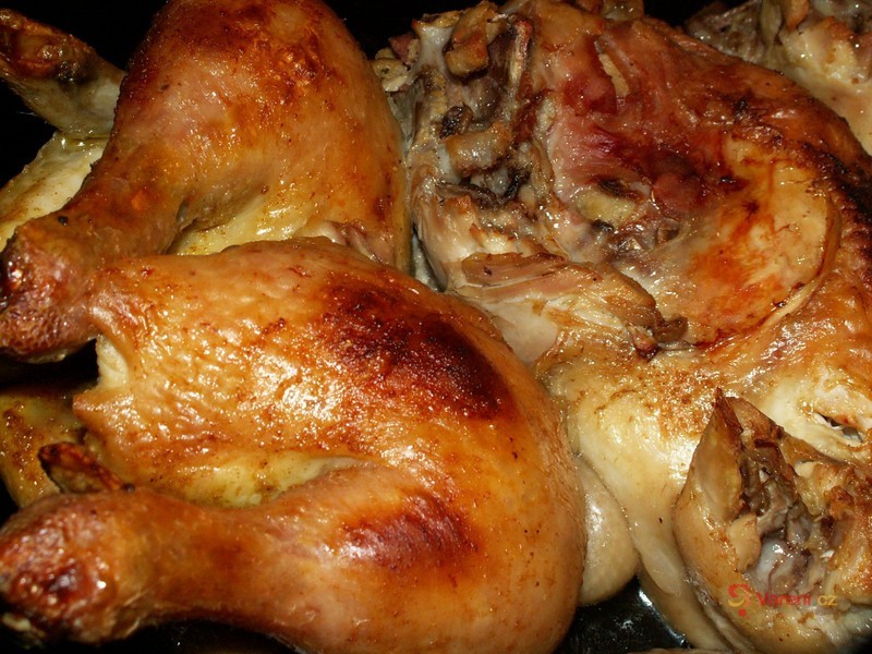 Pečené kuře s česnekem a brambory - fotografie 4