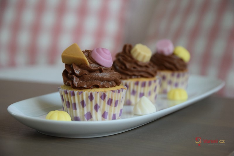 Vanilkové cupcakes s krémem z hořké čokolády a Pedro Dezertíky
