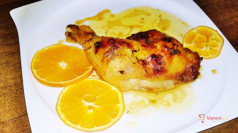 Pečená kuřecí stehno na másle, pomerančích a tymiánu