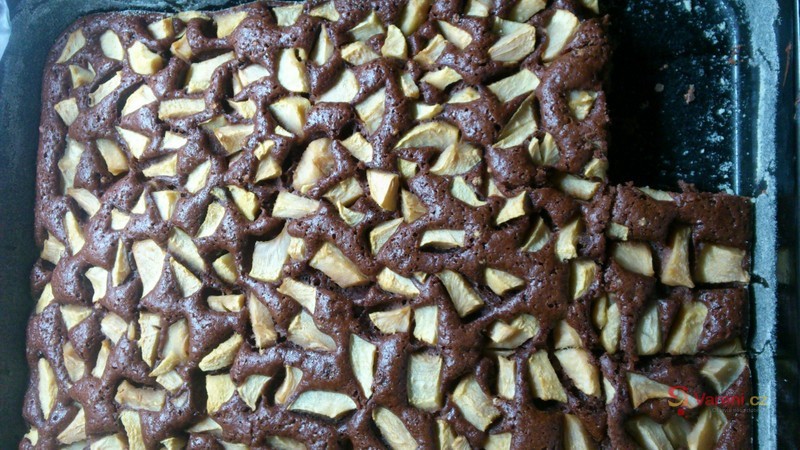 Kakaový koláč s jablky - fotografie 3