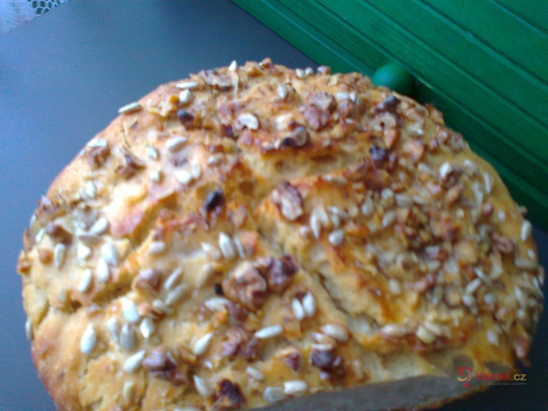 Podmáslový chléb s ořechy - fotografie 2