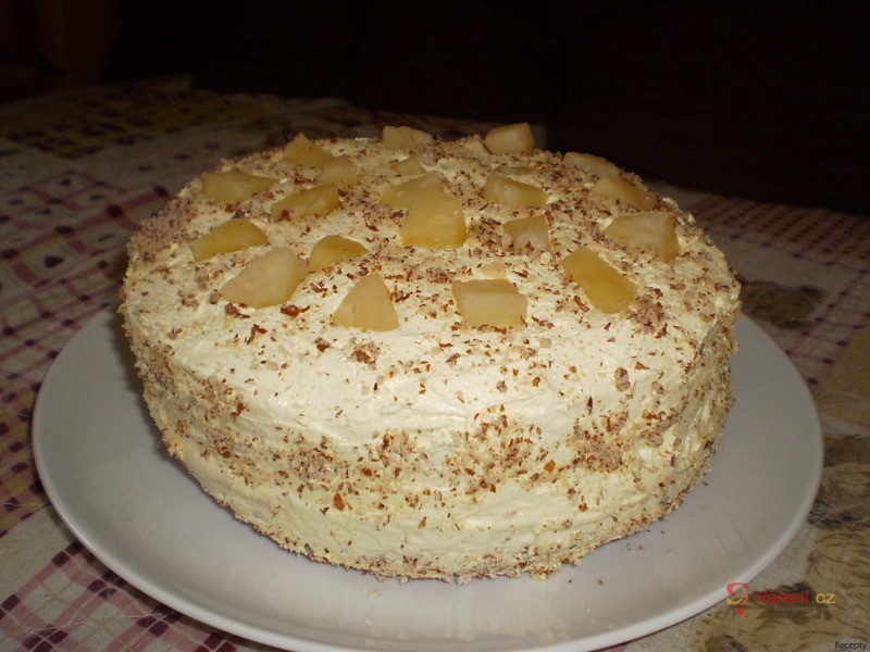 Ananasový dort se šlehačkovým krémem