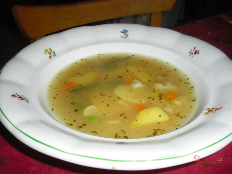 Bramboračka se zeleným hráškem - fotografie 2