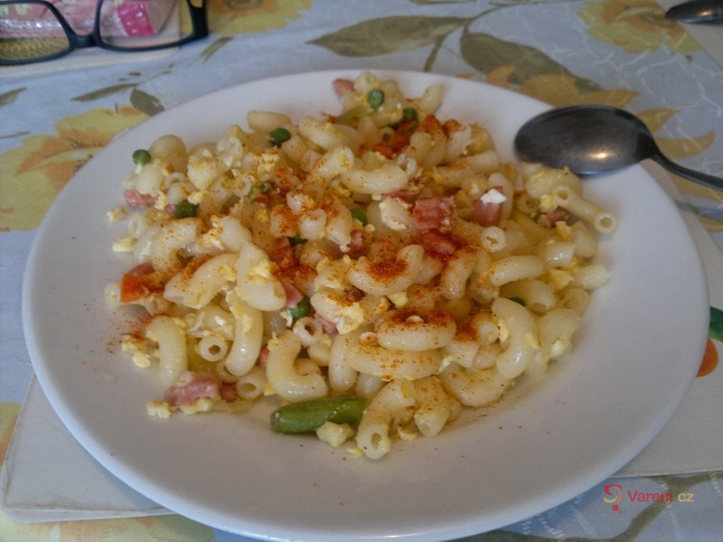 Těstoviny s klobásou, hráškem a mozzarellou - fotografie 2
