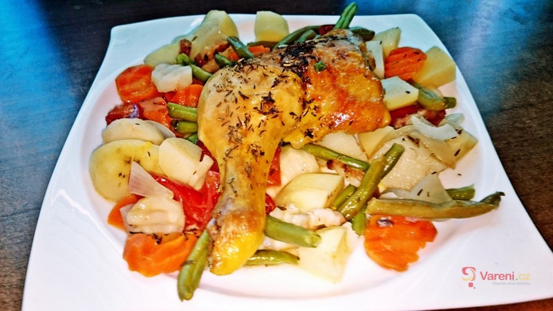Pečená kuřecí stehna na víně a jarní zelenině