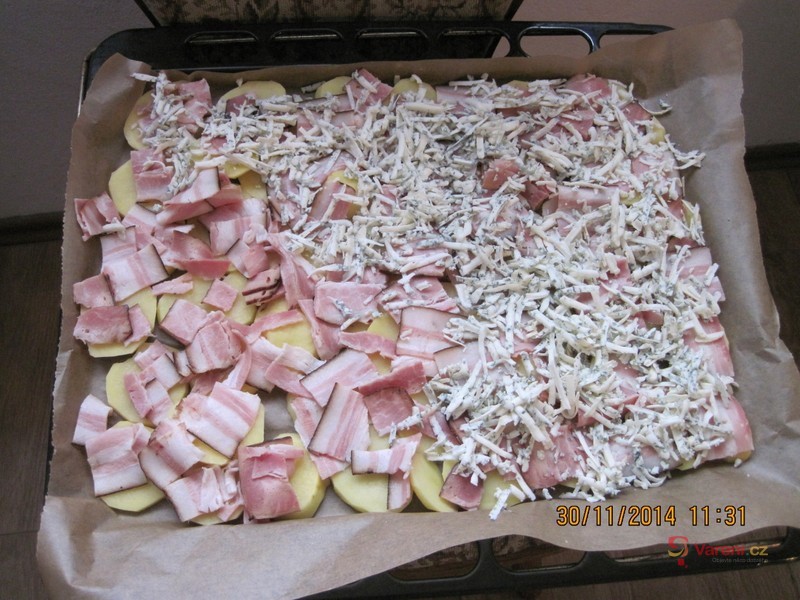 Zapečené brambory se slaninou a kuřecím masem  - fotografie 2