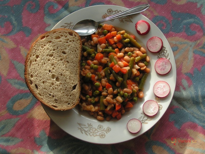 Bílé fazole v chilli omáčce se zeleninou