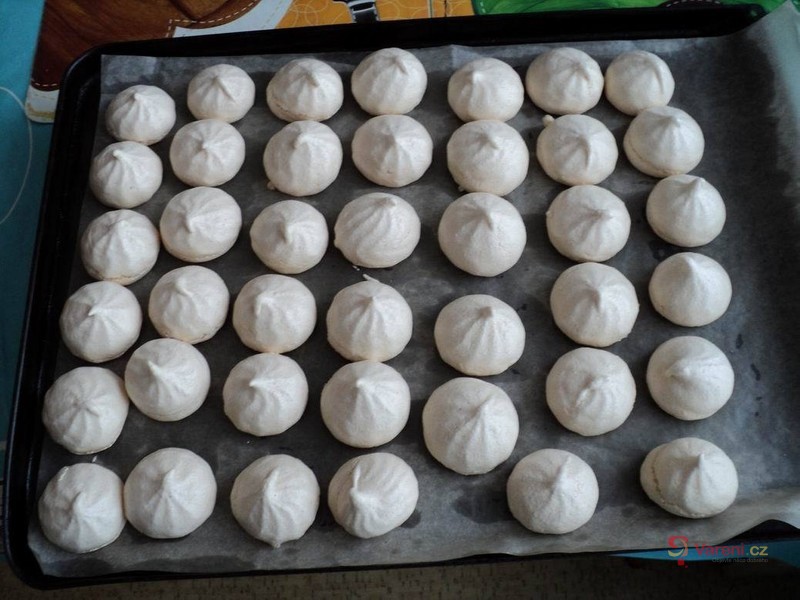 Recept na sněhově bíle pusinky z vaječných bílků - fotografie 5