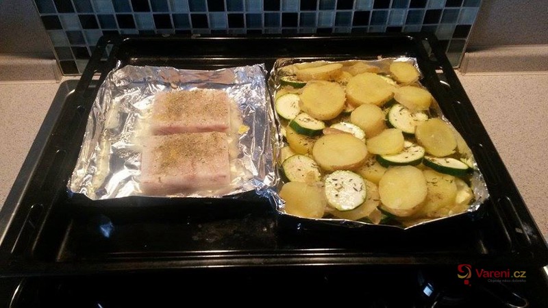 Rybí filé s bramborem a cuketou - fotografie 3