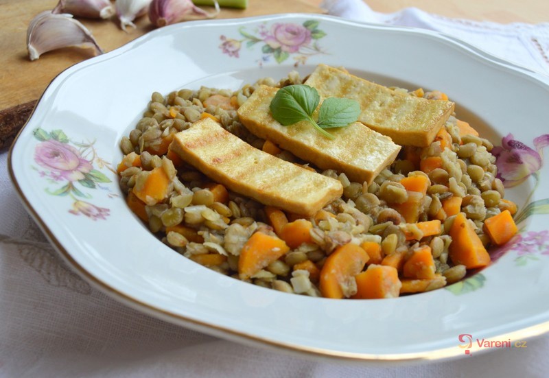 Dušená čočka s mrkví a uzeným tofu