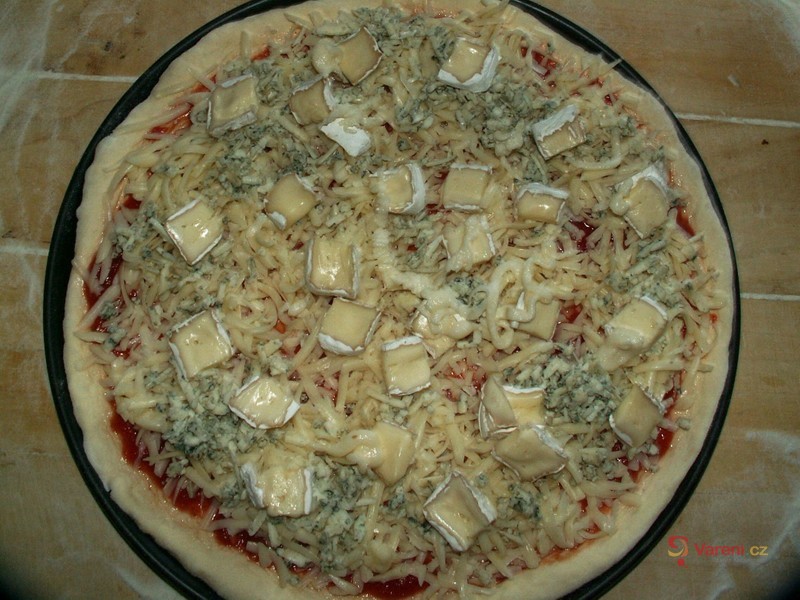 Sýrová pizza s kořením - fotografie 3