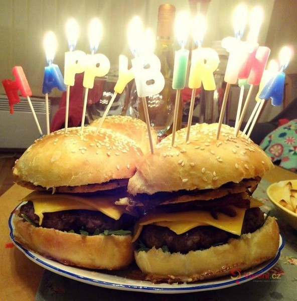 Hovězí burger s karamelizovanou cibulkou a sýrovým chipsem - fotografie 2