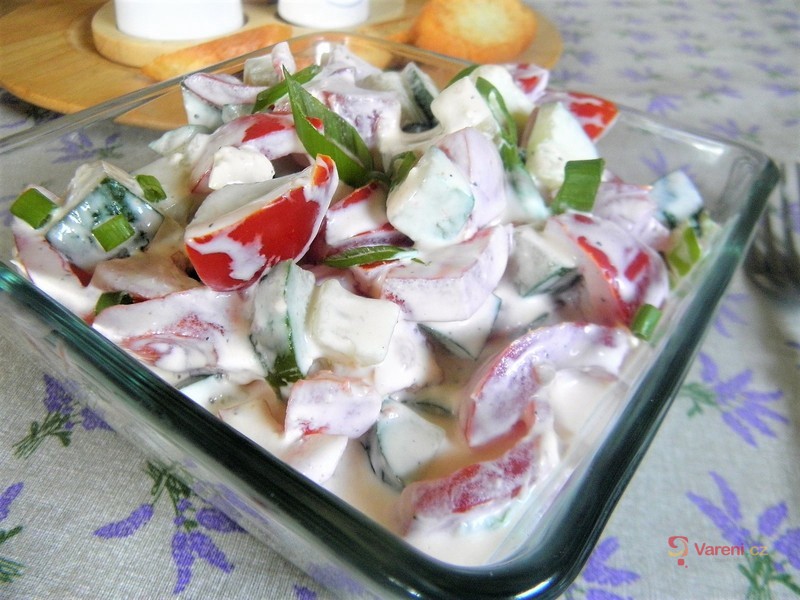 Rajčatovo-okurkový salát se smetanovou zálivkou