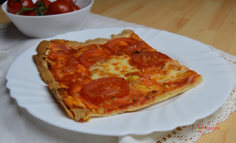Bezlepková pizza s rajčaty a mozzarellou