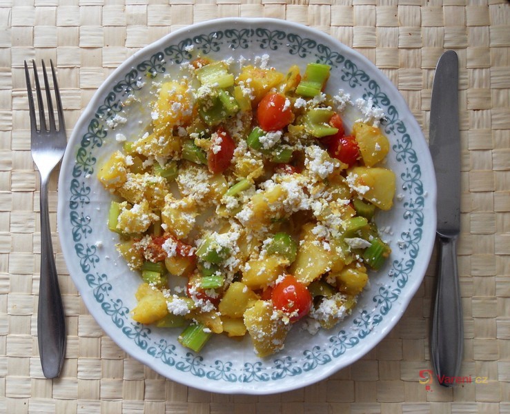 Brambory se zeleninou na pánvi - fotografie 2