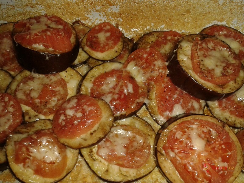 Lilek zapečený s rajčaty - fotografie 2