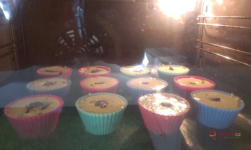 Hrníčková kokosová bábovka s čokoládou - fotografie 3