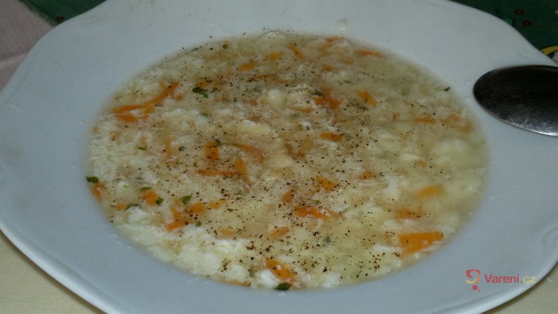 Kuřecí polévka s domácími nudlemi - fotografie 2