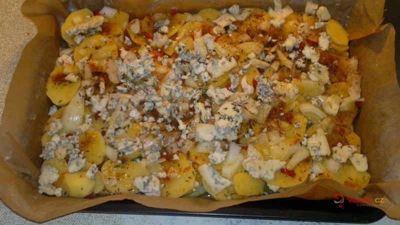 Zapečené brambory se zeleninou a sýrem - fotografie 3