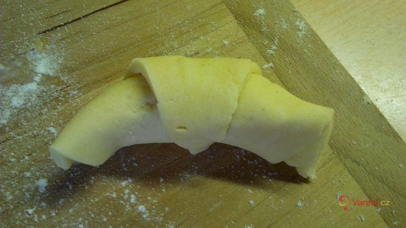 Křehké plněné rohlíčky - fotografie 5