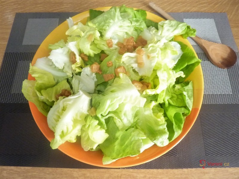Hlávkový salát s vyškvařenou slaninou
