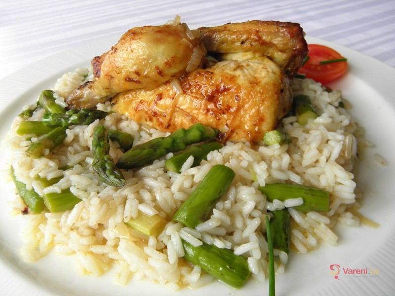 Pečené kuře s rýží a zeleným chřestem