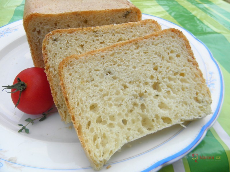 Bílý chléb s olivami z domácí pekárny