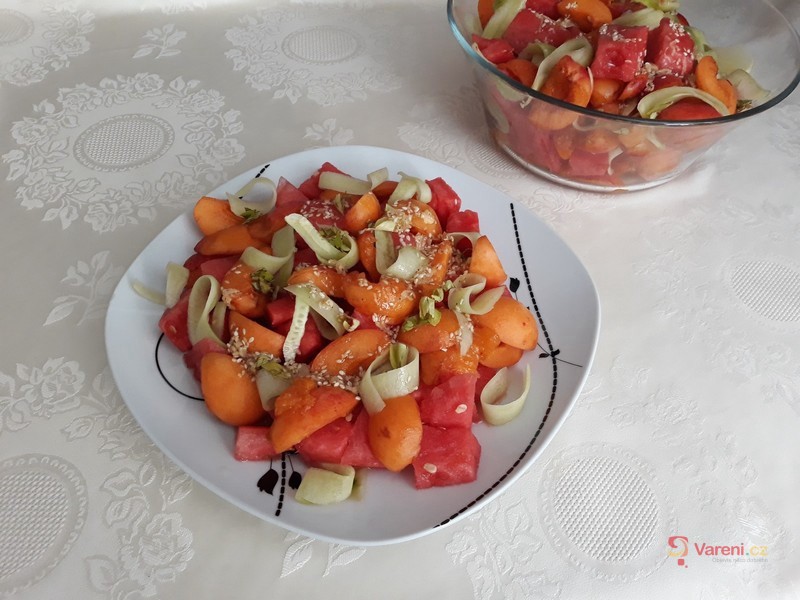 Melounový salát s meruňkami a zázvorovou zálivkou