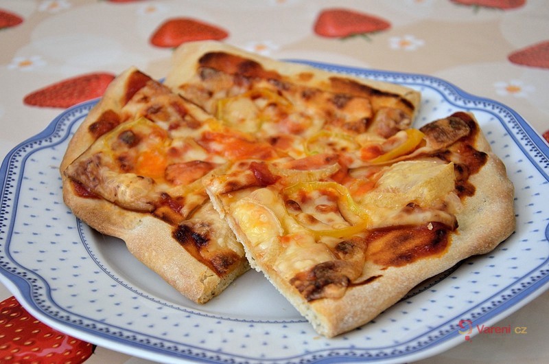 Domácí salámová a sýrová pizza - fotografie 3