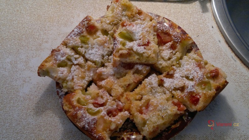 Klasický rebarborový koláč z kynutého těsta - fotografie 2