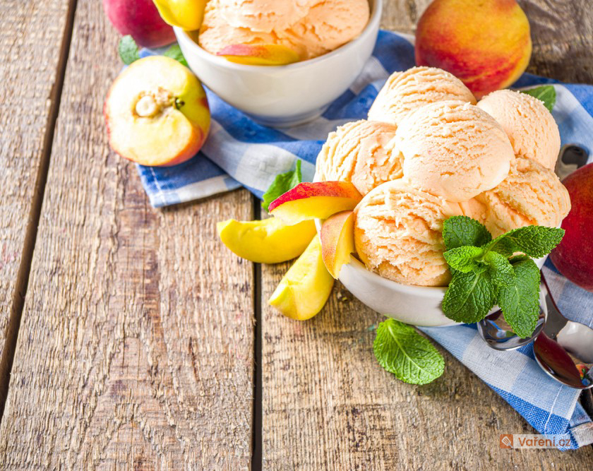 Domácí zmrzlina z čerstvých broskví