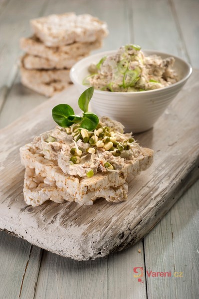 Pomazánka z uzené makrely a pečeného česneku s racio chlebíčky - fotografie 2