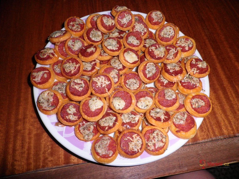 Slaná kolečka s pikantní klobásou - fotografie 2