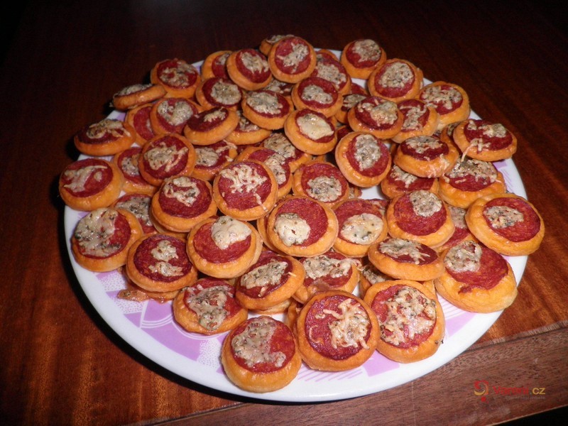 Slaná kolečka s pikantní klobásou - fotografie 3