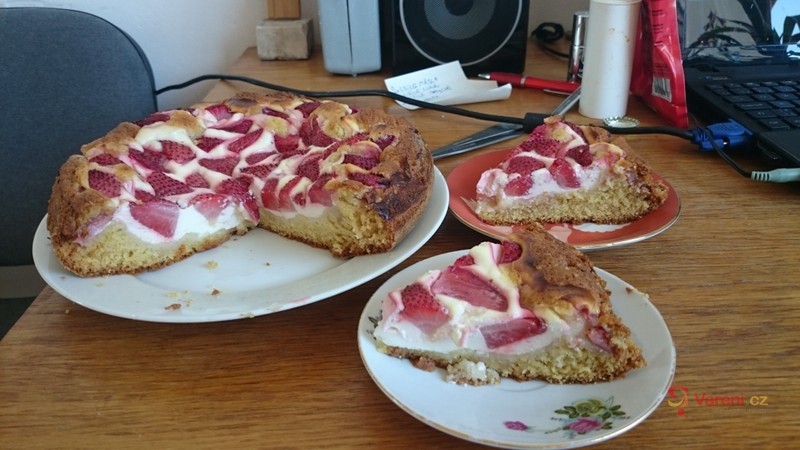 Nadýchaný jahodový koláč - fotografie 3
