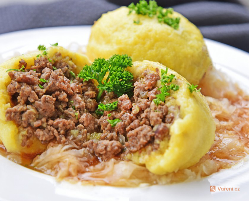 Bramborový knedlík s mletým masem