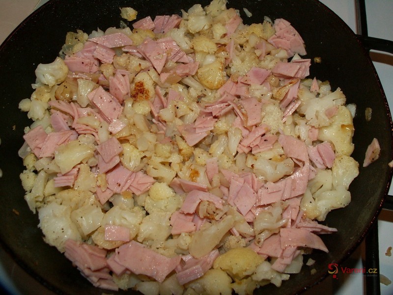 Květákový mozeček se salámem - fotografie 3