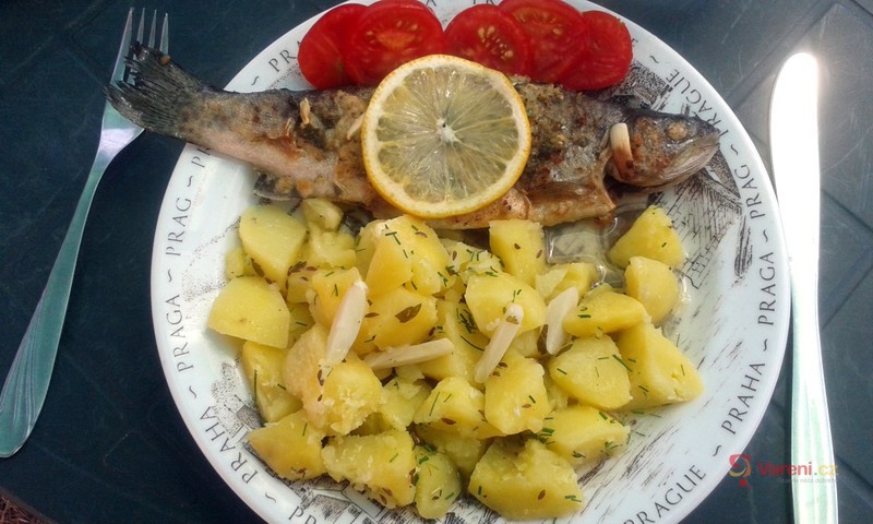 Pstruh s česnekem a bylinkovou krustou - fotografie 5