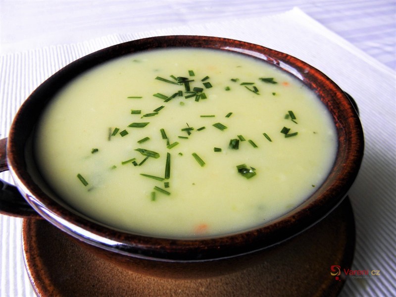 Krémová bramborová polévka s česnekem a pažitkou